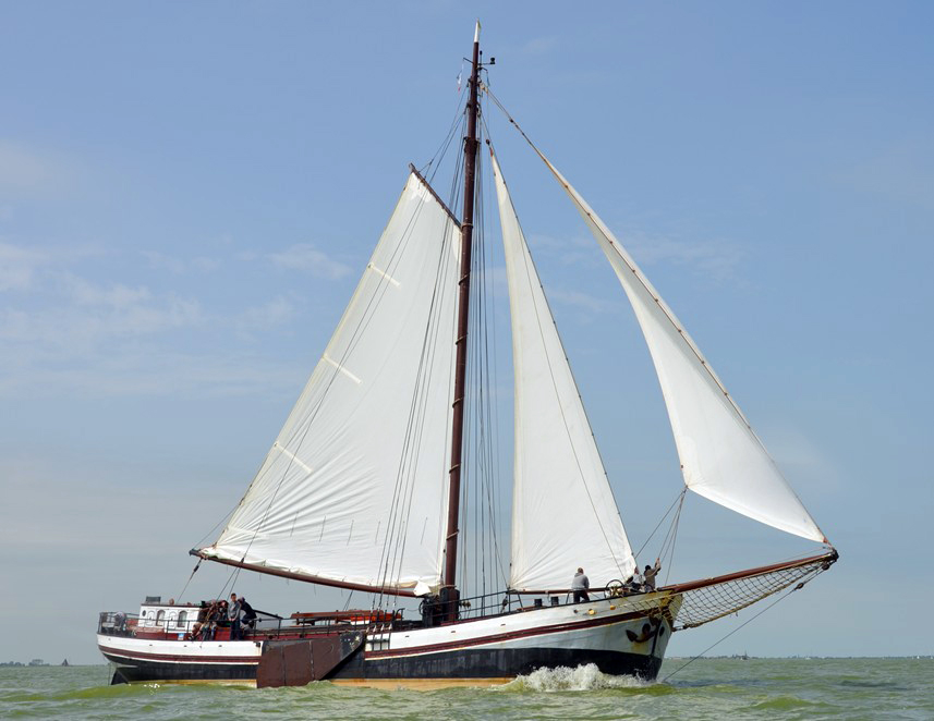 Vriendentrouw zeilschip met slaaphutten